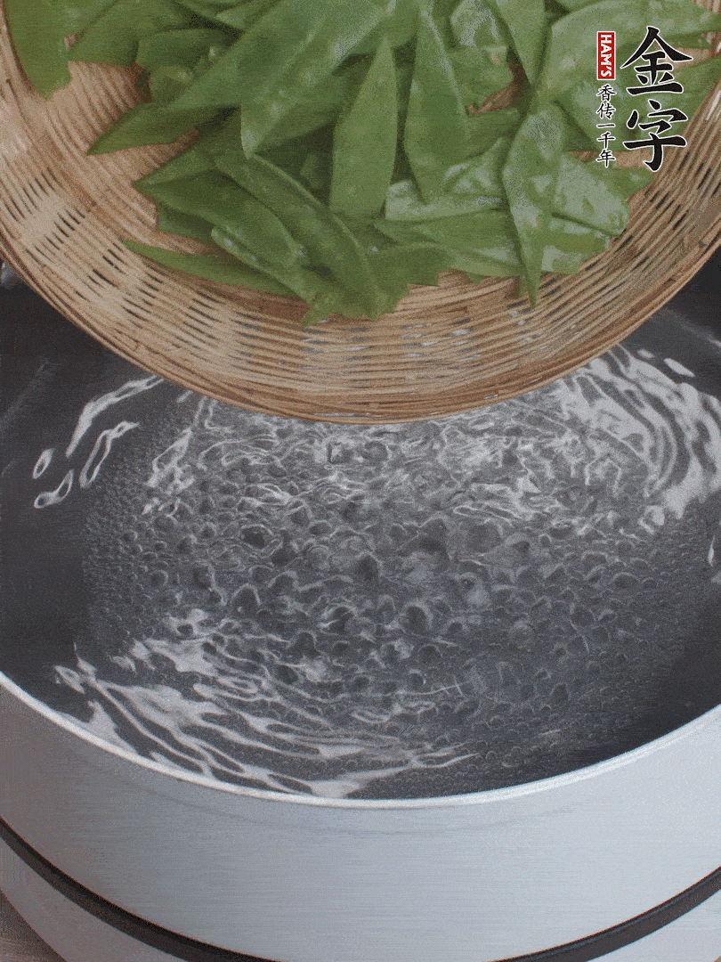 甜豆莢撕掉老筋，斜切兩半，焯水1分鐘。