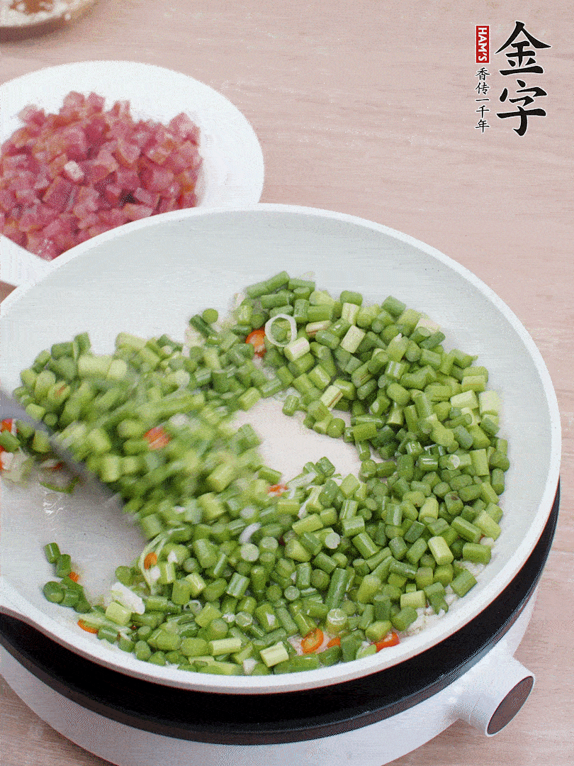 下蒜苔丁、一點(diǎn)鹽翻炒。