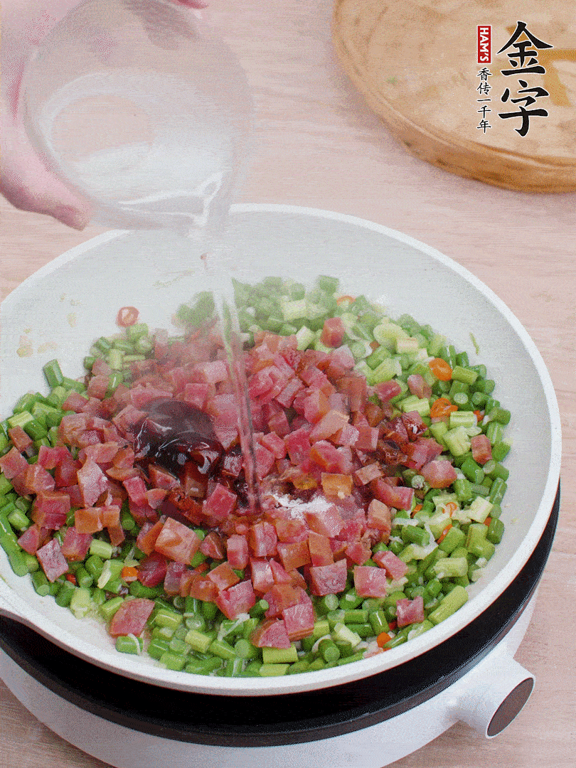 放香腸丁、1勺老抽、1勺蠔油、1/3勺白糖、少許清水炒至斷生。