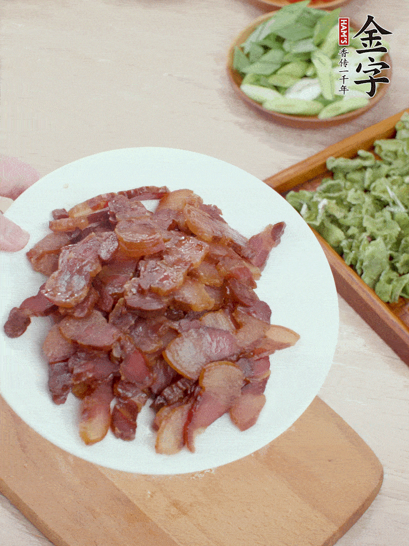 臘肉水煮15分鐘，切薄片。