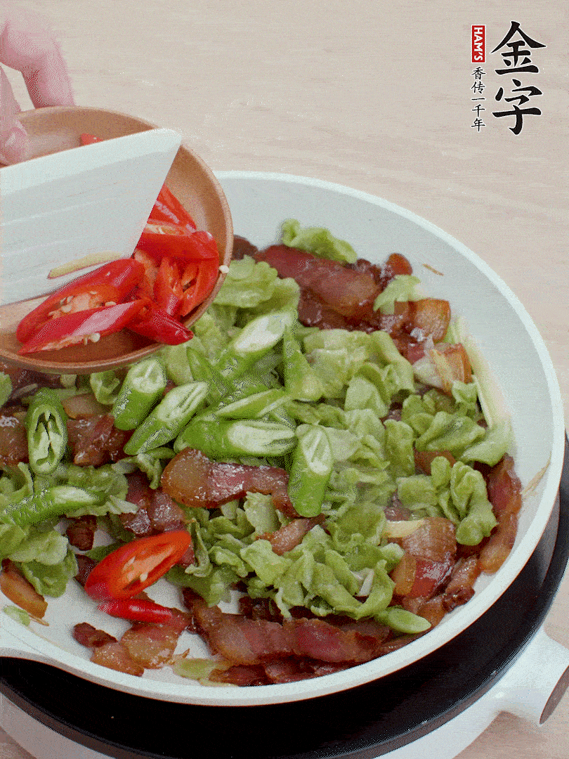 放萵筍干、青紅椒圈爆炒1分鐘。