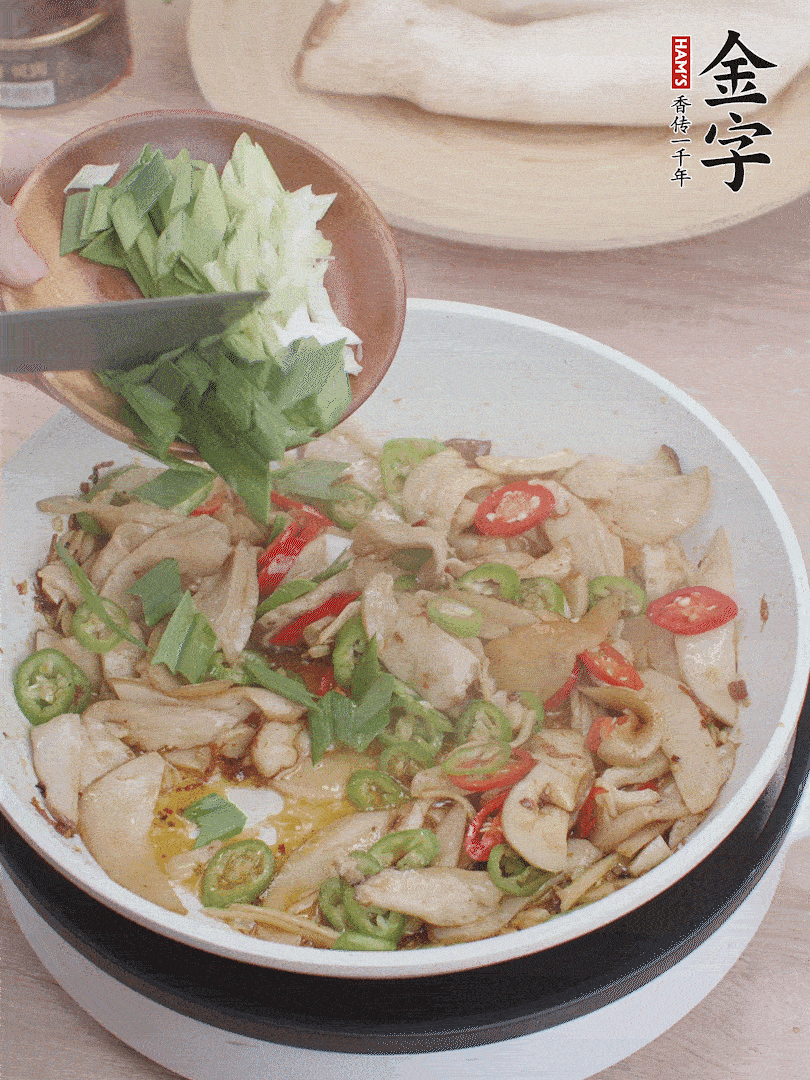 淋少許料酒、最后放大蒜葉。