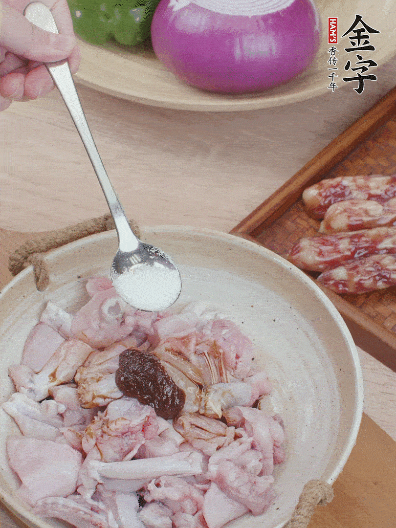 牛蛙塊加1勺柱候醬、1勺生抽、1/3勺白砂糖腌漬20分鐘。