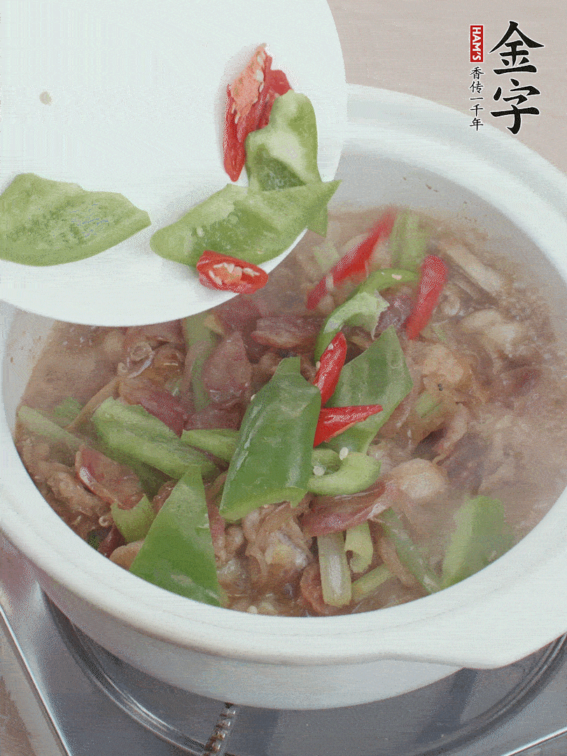 下綠菜椒，翻炒1分鐘。