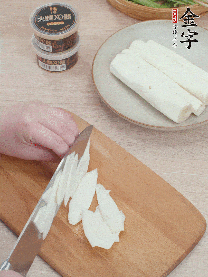 鐵棍山藥去皮，斜刀切片。