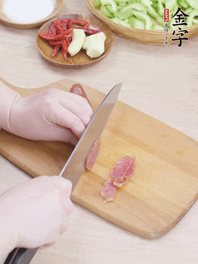 金字土香腸水煮10分鐘，切薄片。