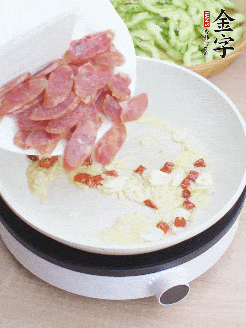 油5成熱時，姜、蒜、辣椒爆香。