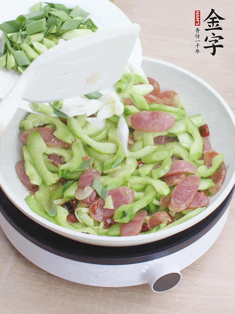 下青蒜翻炒。