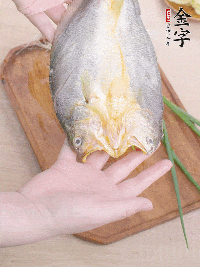 黃魚(yú)背部開(kāi)刀，洗凈切花刀。適量鹽涂抹魚(yú)身兩面。