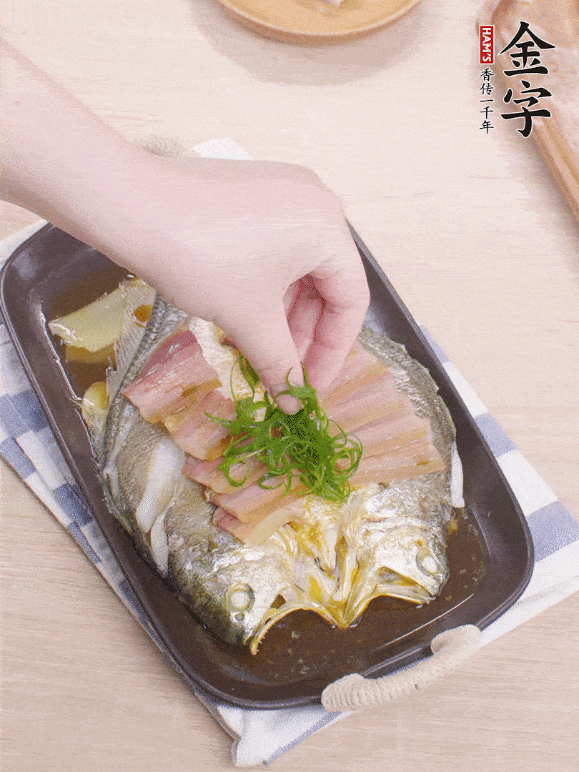 取出姜蔥，淋2勺蒸魚(yú)豉油，擺蔥絲。