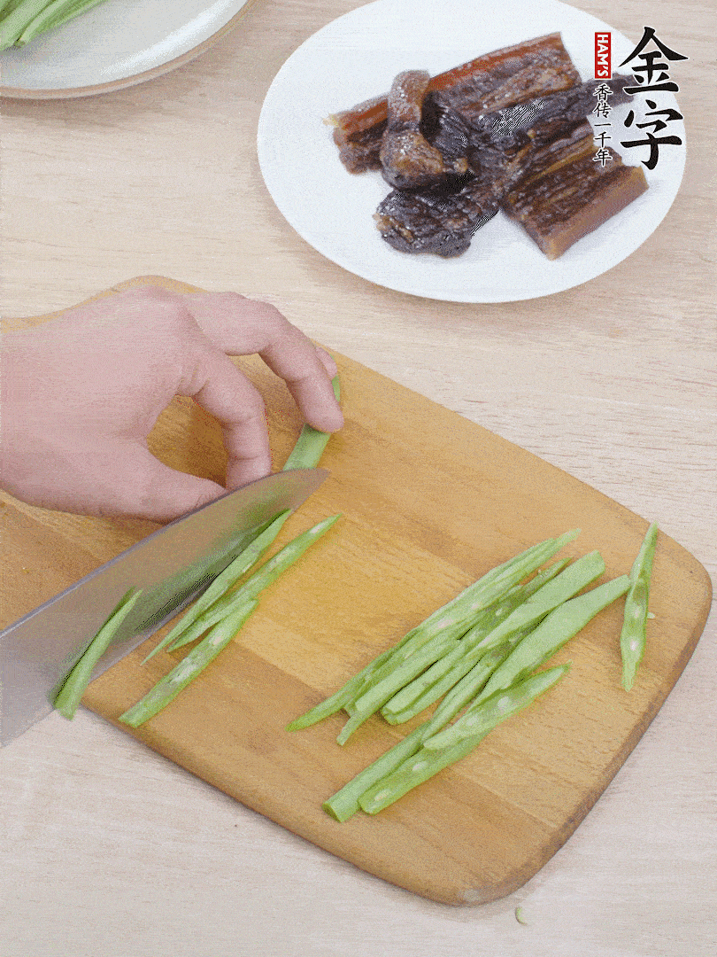 四季豆切絲。