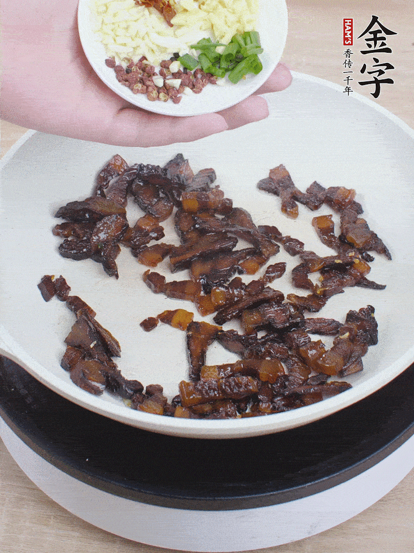 下蔥姜蒜、干辣椒、花椒粒炒香。