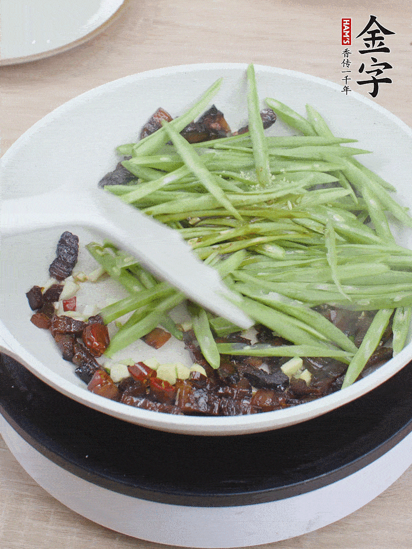 下豆角，生抽、雞精調(diào)味，炒到斷生。