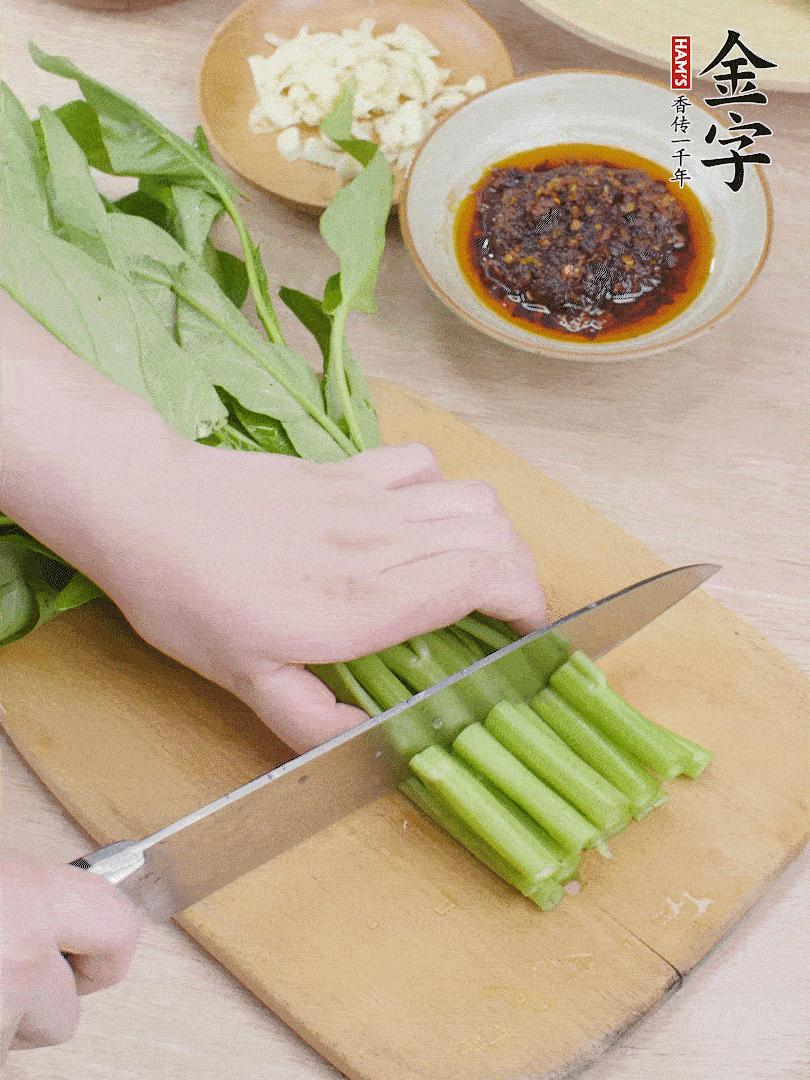 空心菜切段，大蒜拍碎切末。