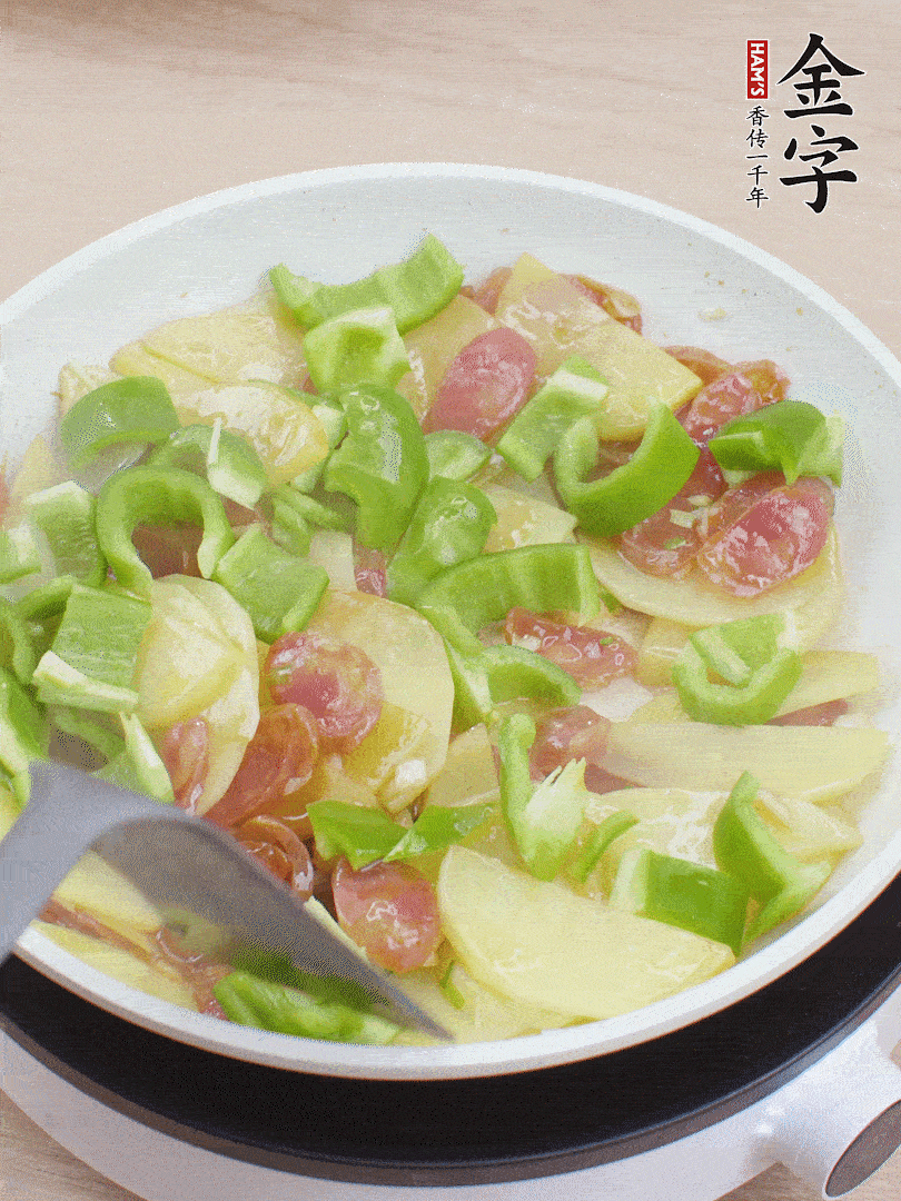 下辣椒翻炒1分鐘。