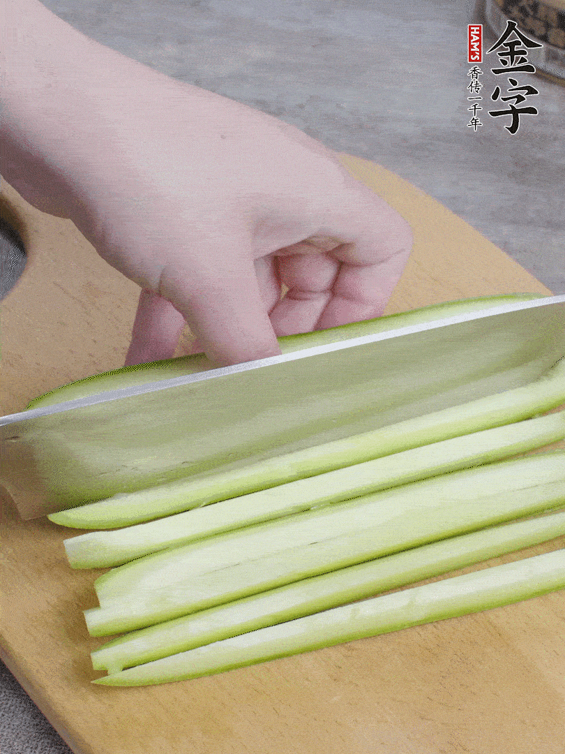 西葫蘆對(duì)半切，去瓤切條。