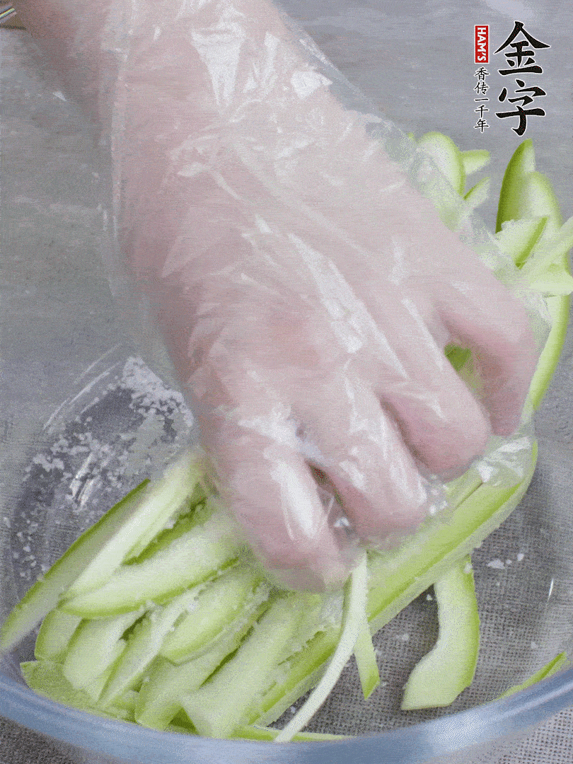 加鹽腌制15分鐘，清洗后擠干水份。