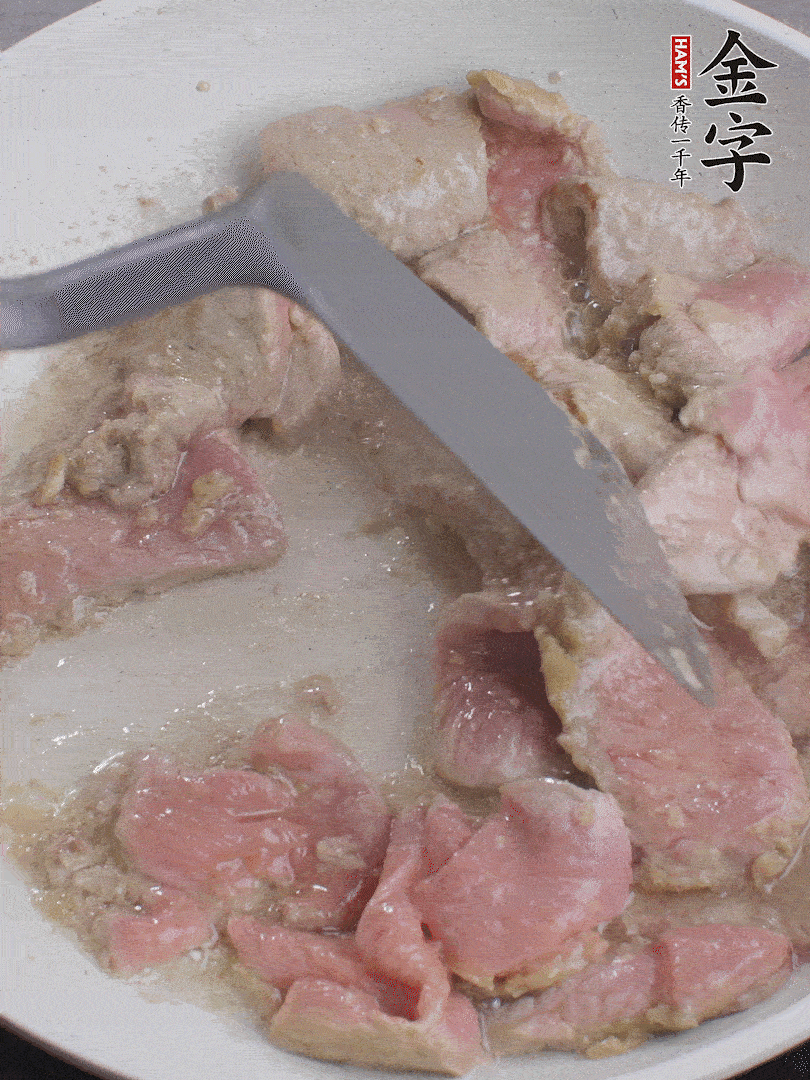 鍋中少油，下牛肉炒至變色。（盛出來(lái)）