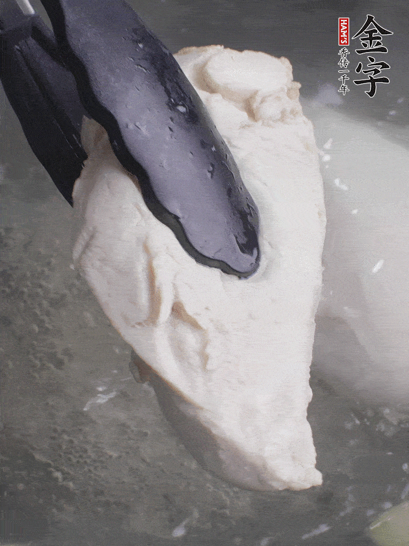 雞胸肉冷水下鍋，加姜片煮熟。過冰水撕成細(xì)絲。