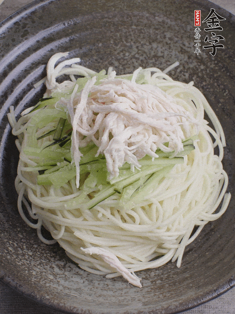 堿水面（熟）倒入大碗中，鋪上黃瓜絲、雞絲。