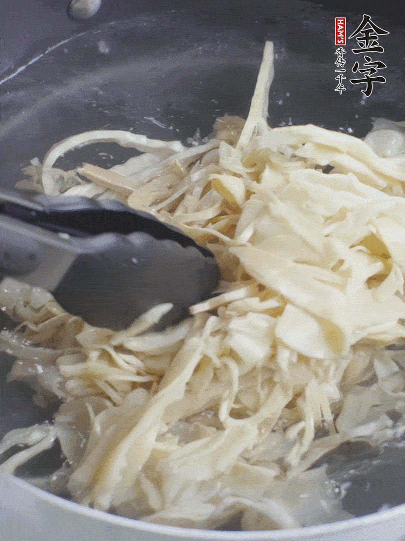 糯米筍焯水1分鐘，過(guò)涼水，擠干水份。