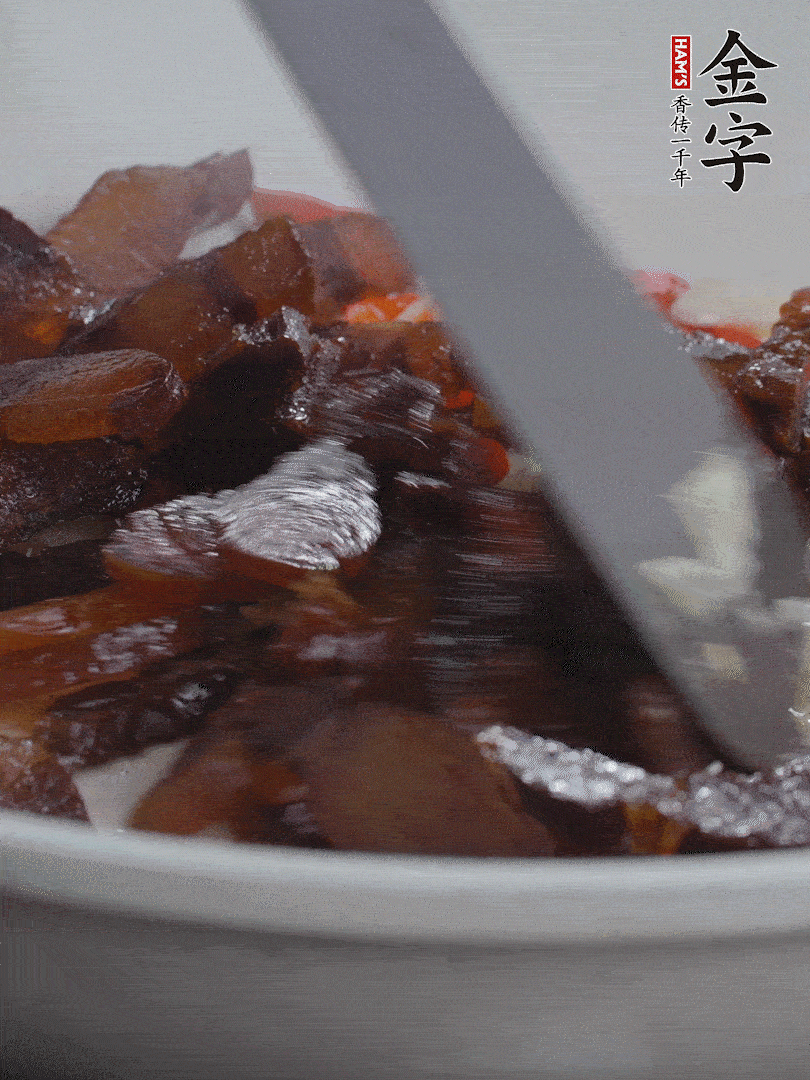 下醬油肉，煸出油脂。