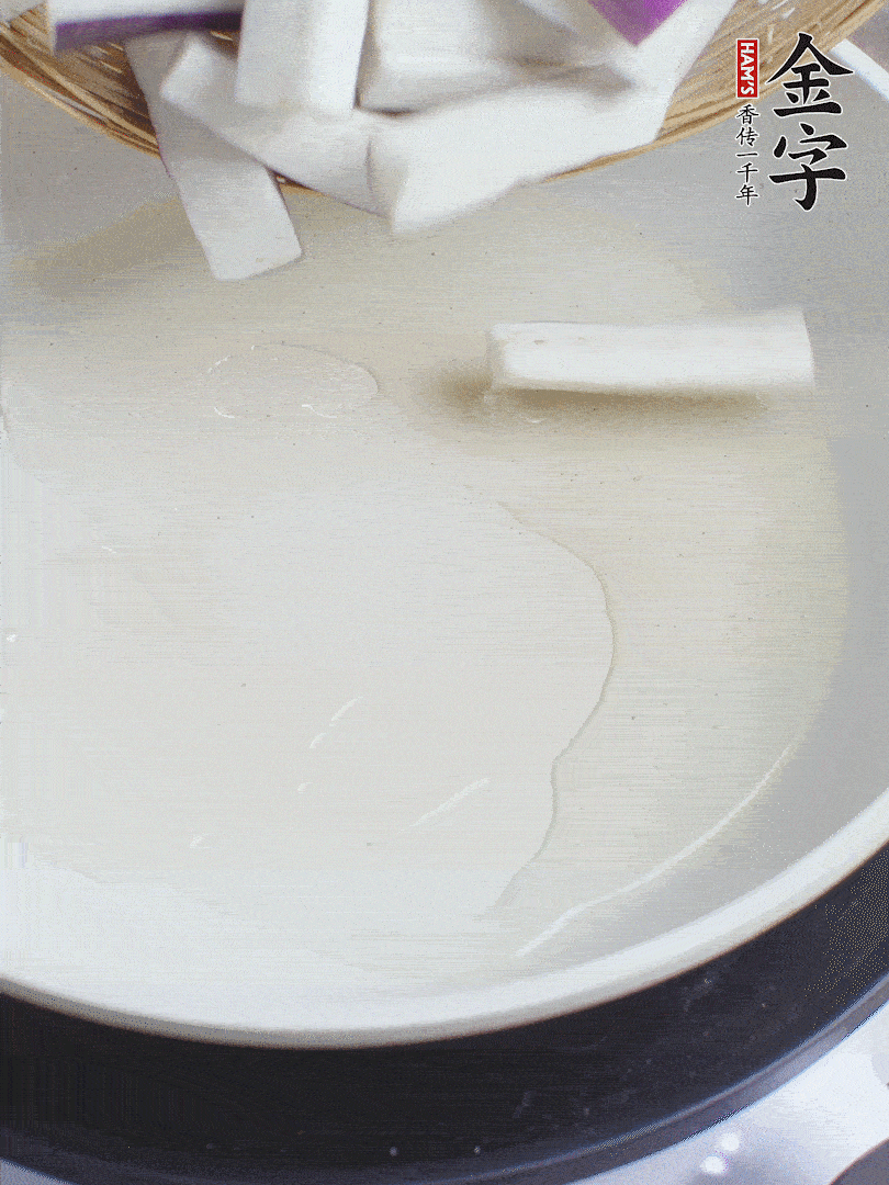 杭茄洗凈去蒂，縱向剖成4份，切成長10cm左右的段。白洋蔥切絲。口蘑洗凈去掉柄。紅椒切菱形片。