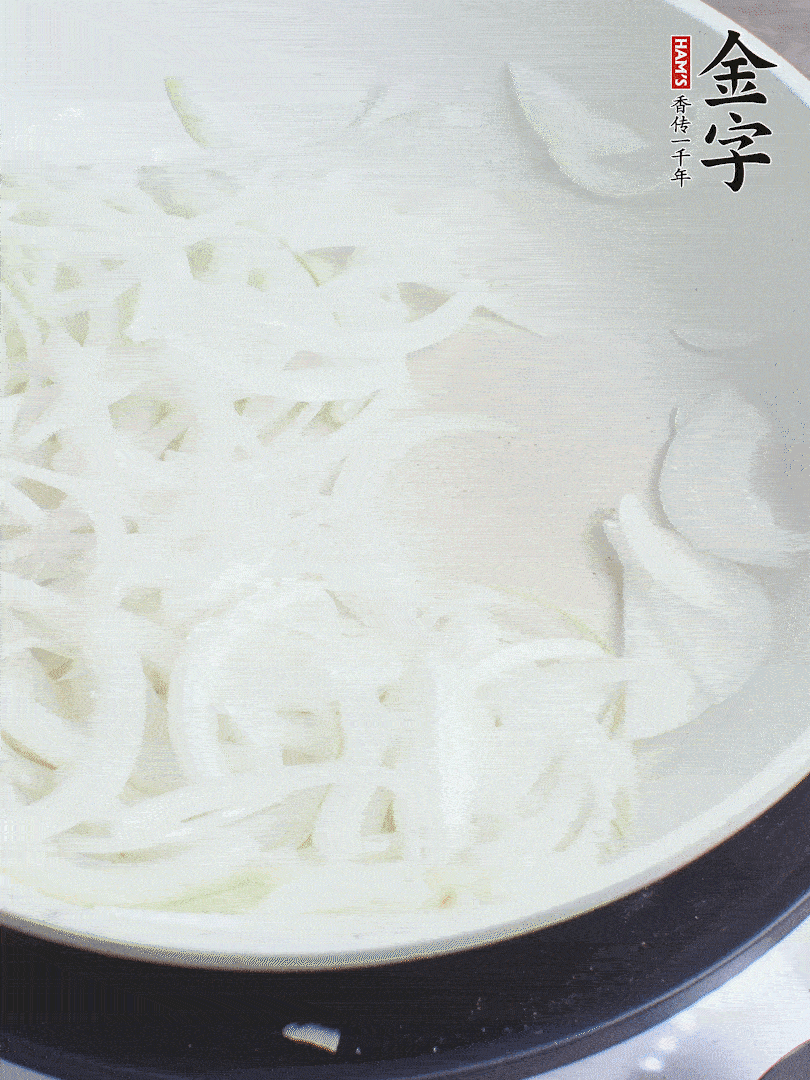 油熱下洋蔥絲、紅椒炒出香味。