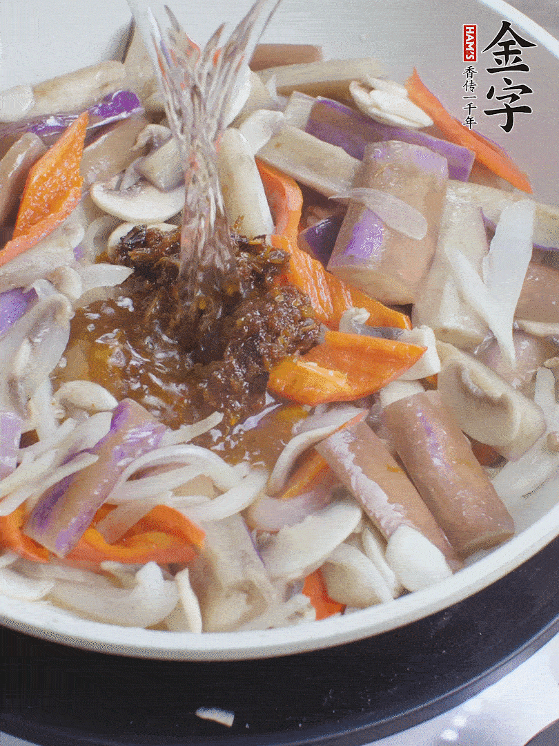 下茄子、口蘑，淋入料汁，加熱水份收干。