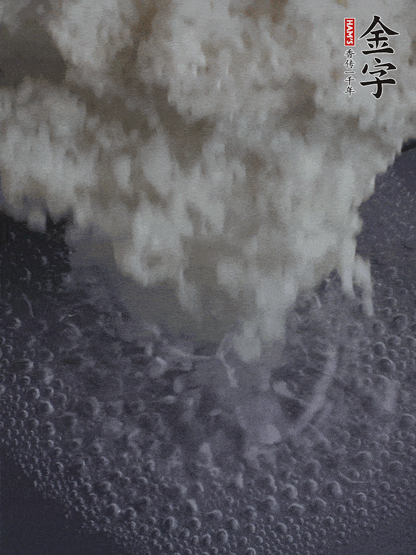 浸泡好的大米，沸水下鍋煮5分鐘，撈出瀝干。