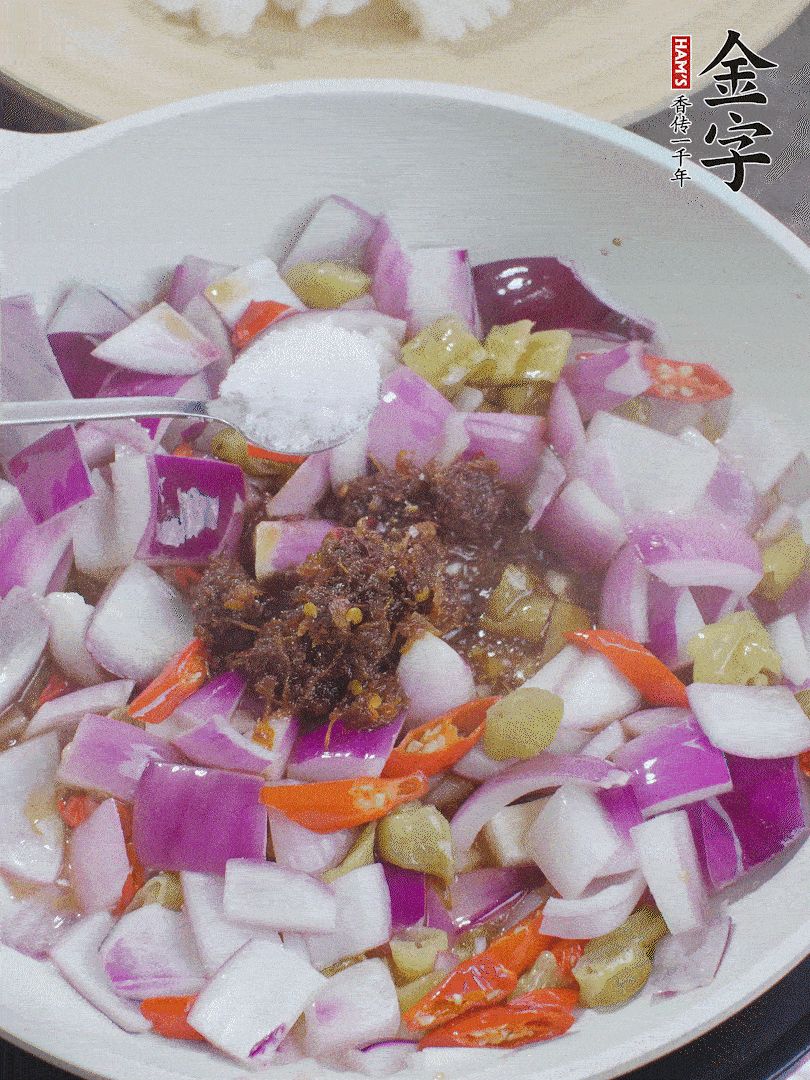 加1大勺金字火腿大師醬、2勺生抽、1勺糖，翻炒。