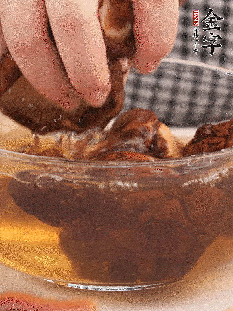 干香菇溫水泡發(fā)，去蒂洗凈切十字。