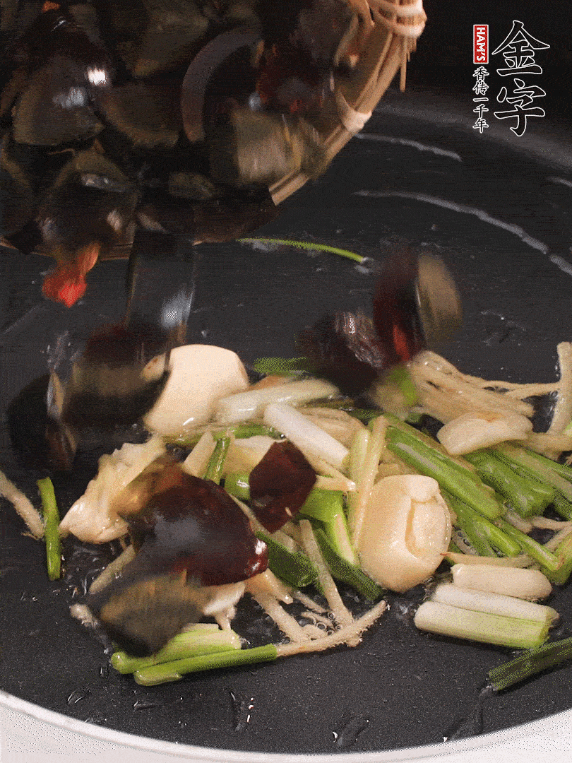 熱油爆香蔥姜，放入皮蛋翻炒至氣泡。