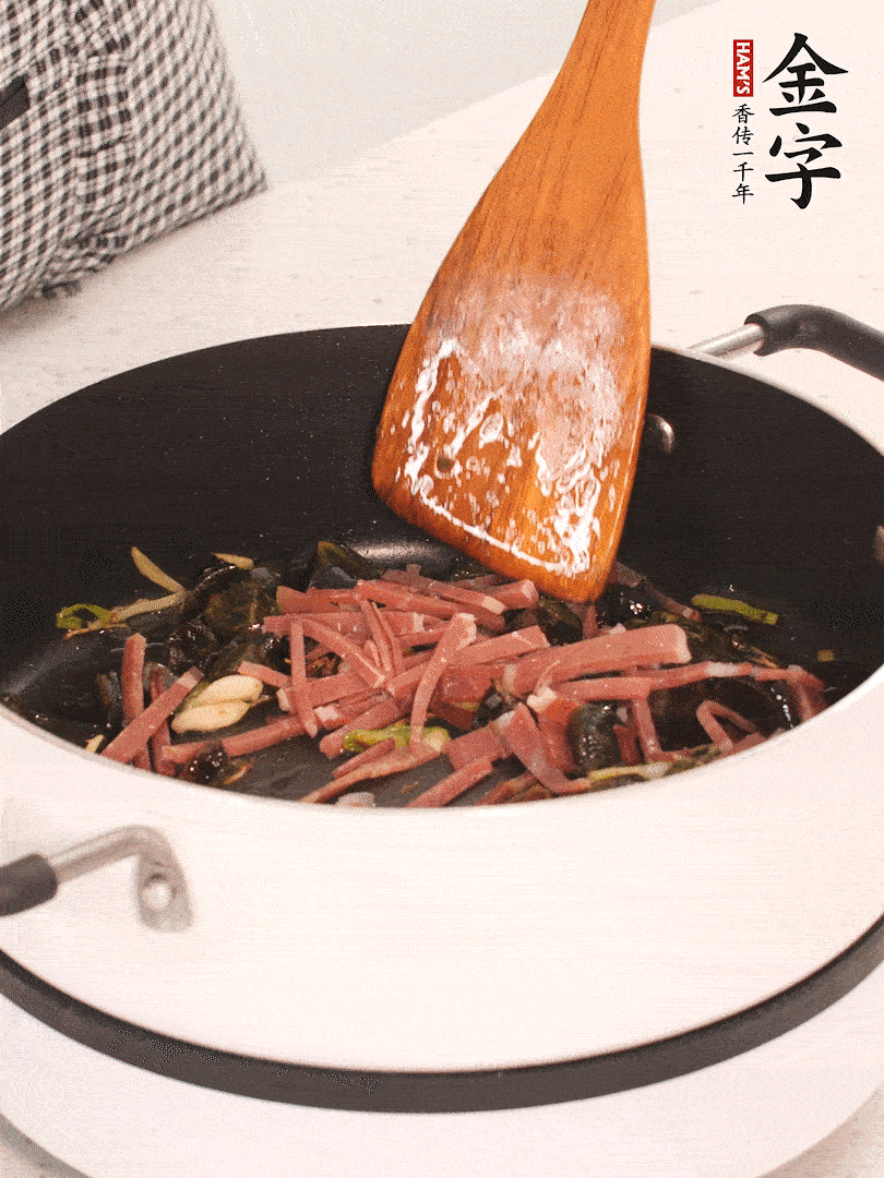 加入火腿煸炒一會(huì)，倒入開水燉煮15分鐘。