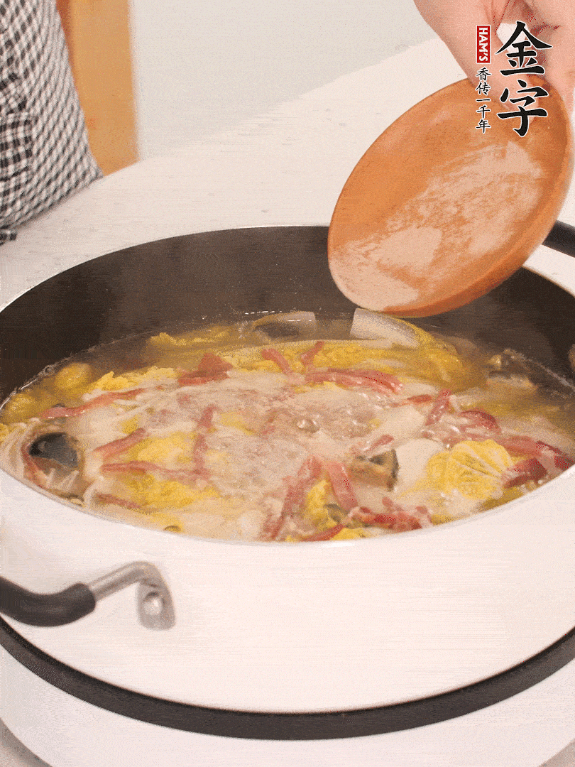 加適量的白胡椒調(diào)味。