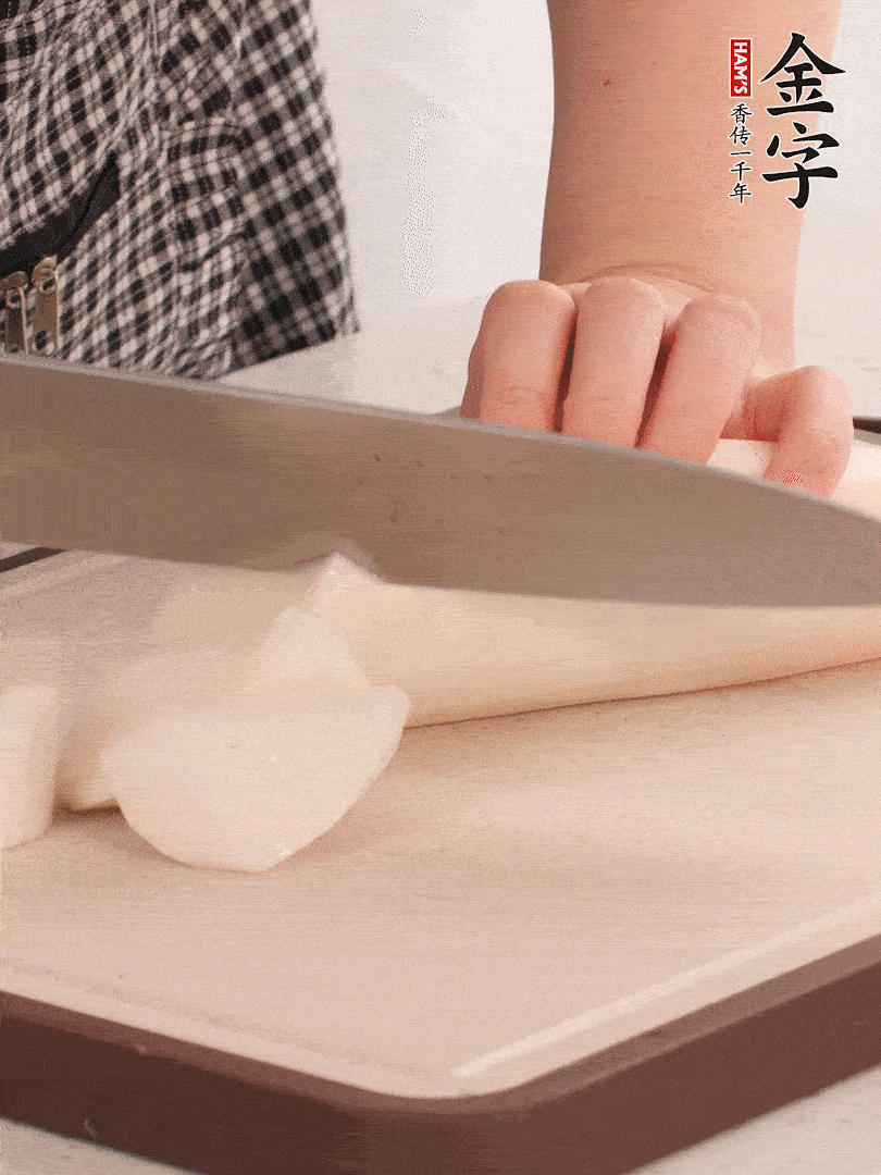 蘿卜切塊，火腿切片。