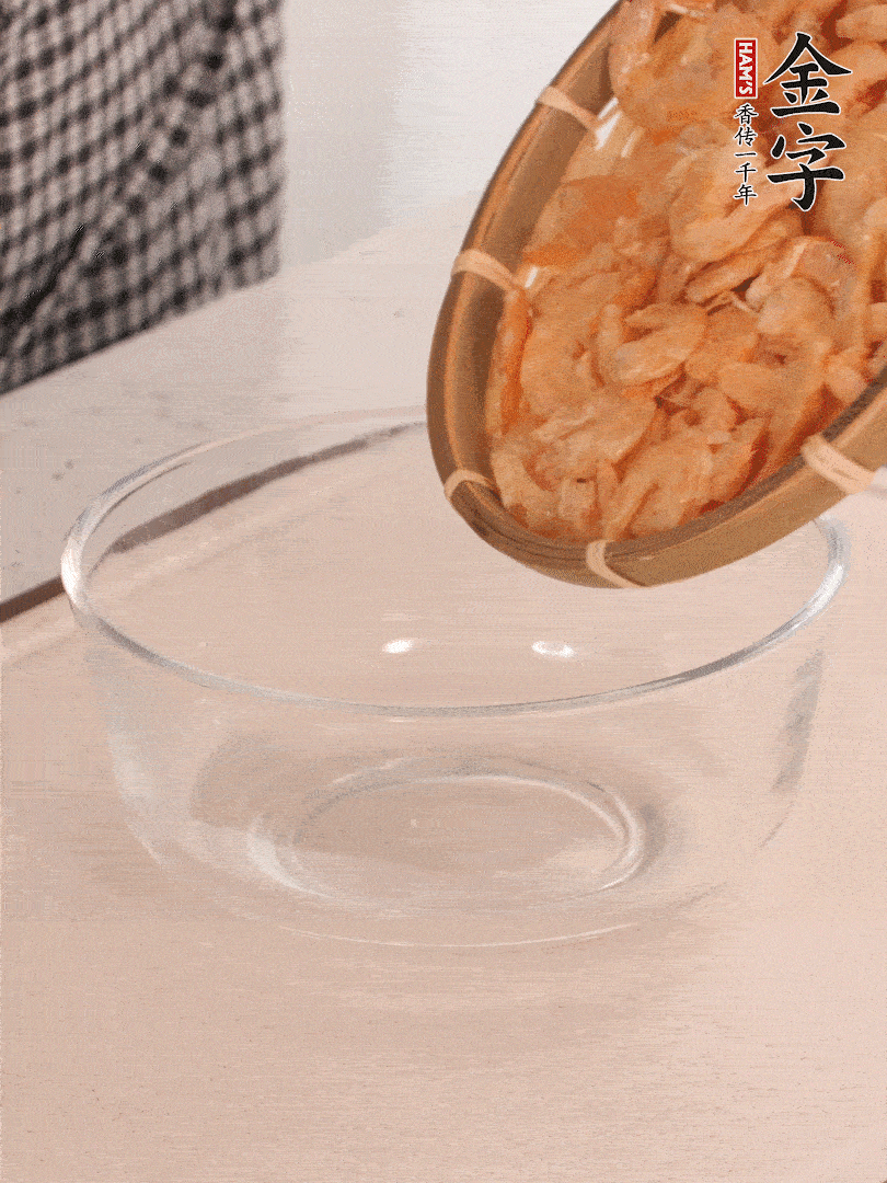 海米提前用溫水浸泡一會。