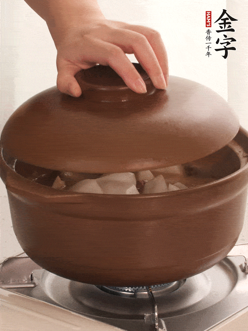 倒沒過食材的熱水，大火燒開。蓋上蓋子轉(zhuǎn)中小火，燉15-20分鐘。等蘿卜煮到喜歡的軟爛度就可以關(guān)火。