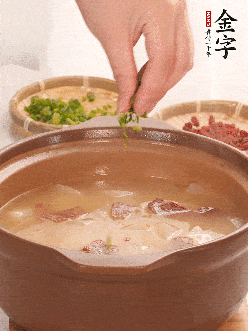 最后點(diǎn)綴點(diǎn)小蔥花、枸杞，增色提味。