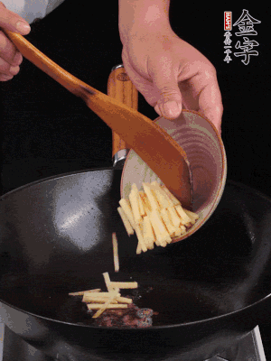 留少許余油，下姜絲、毛豆、火腿翻炒。