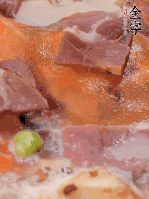 放適量料酒、清水煮到沸騰，再下蟹塊燜煮8分鐘。