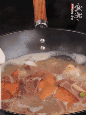 最后用面糊勾芡，燒至收汁，出鍋前撒點蔥段。