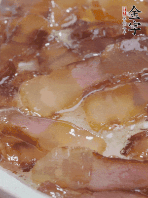 油5成熱，醬油肉煸香。