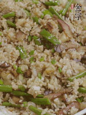 淋一點(diǎn)生抽、蠔油，撒蔥花。