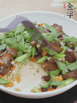 倒蒜葉翻炒均勻。