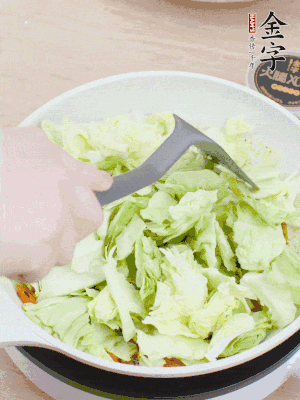 下卷心菜翻炒。