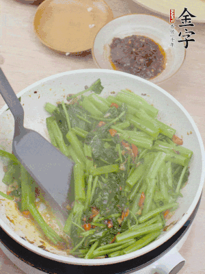 下空心菜炒軟。