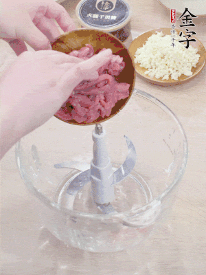 江南野筍干浸泡至軟；豬五花肉切薄片；腐皮改刀切成長方形。