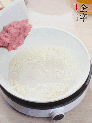 鍋內(nèi)熱油，蒜泥、牛肉泥炒至酥香。