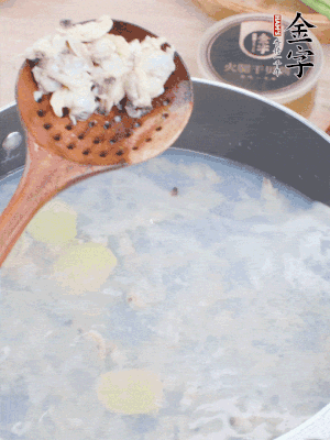 沸水下花蛤肉、姜片、料酒焯水。